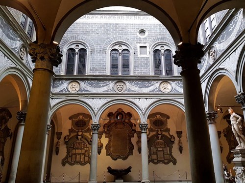 2palazzo medici cortile